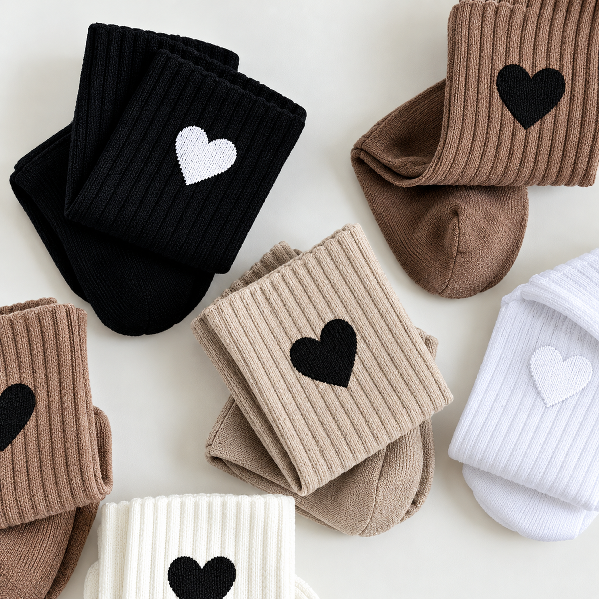Lot de trois chaussettes pour femmes.