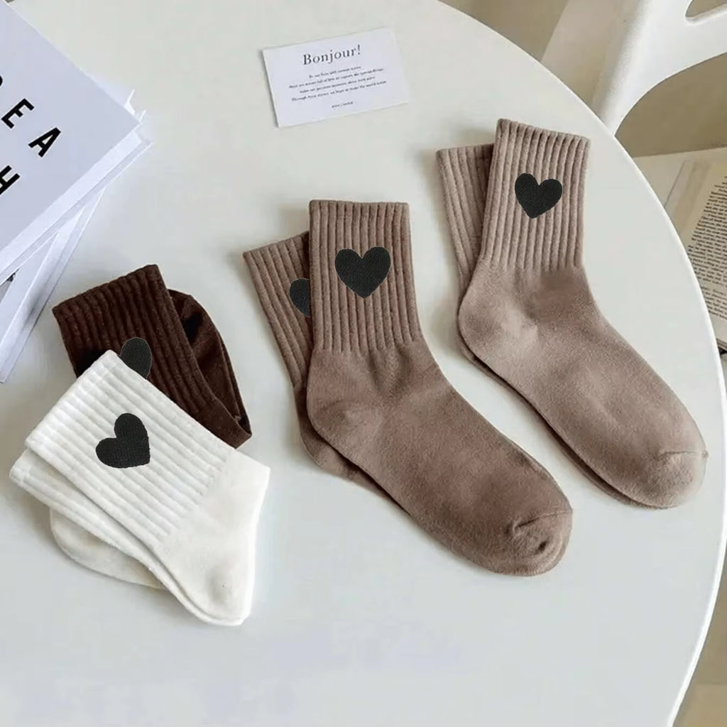Lot de trois chaussettes pour femmes.